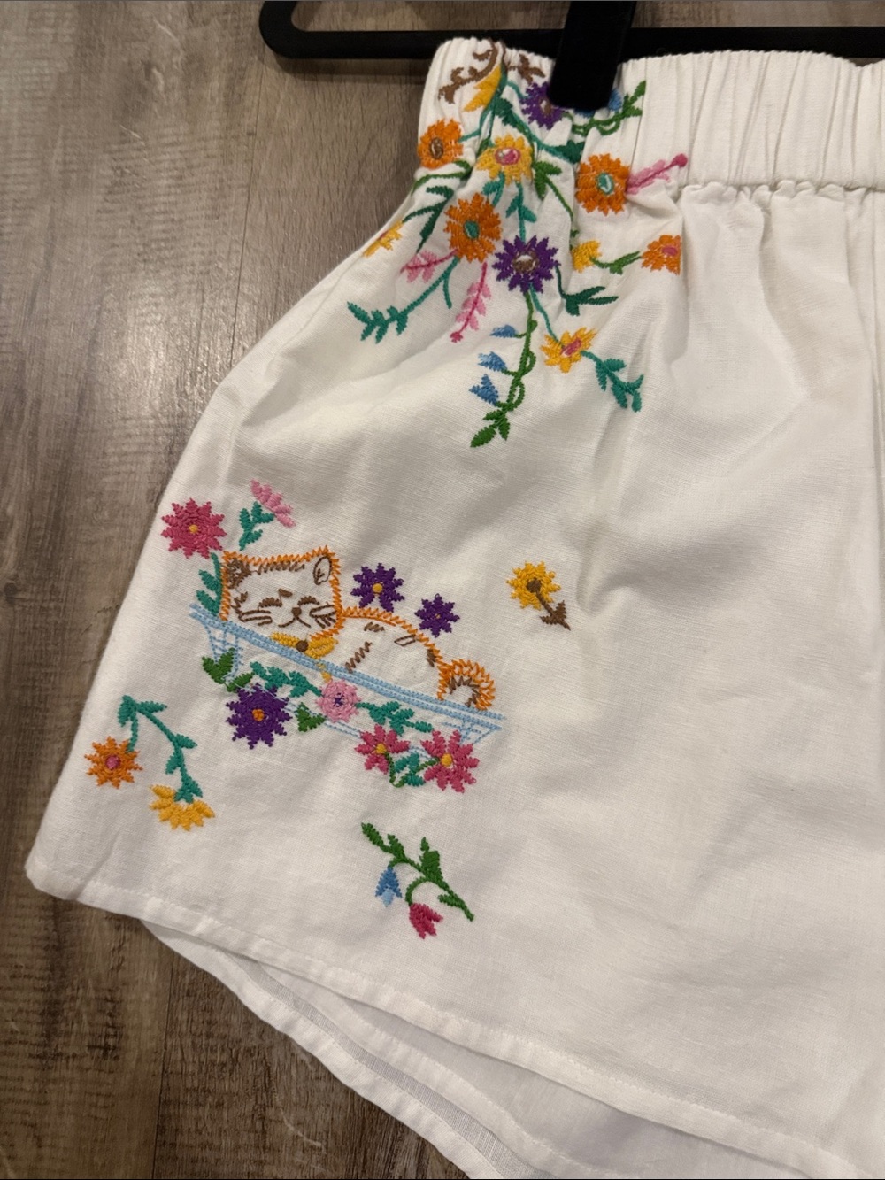 Embroidered White Floral High-Waist Women’s Shorts and tie top size M - Picture 2 of 6